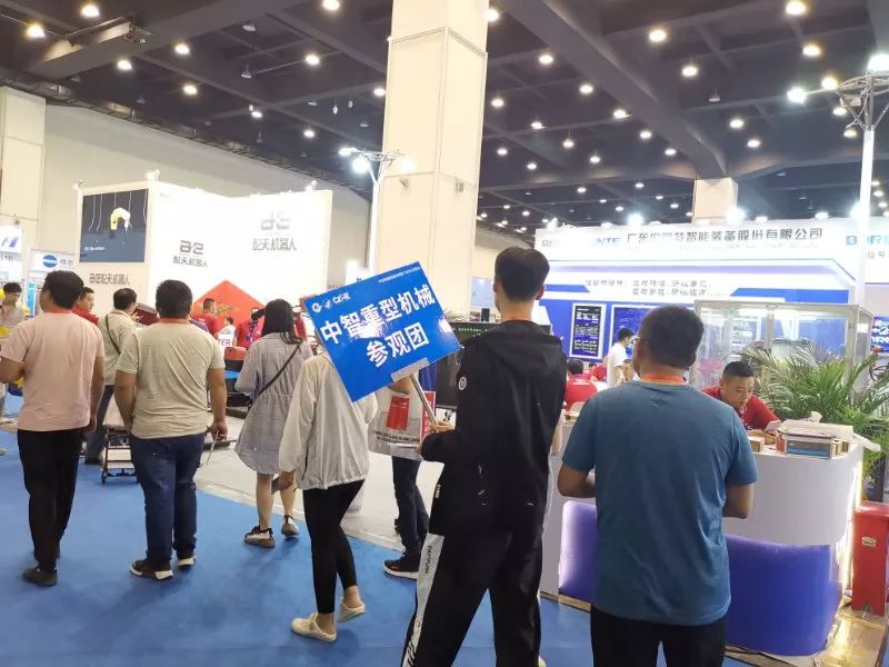 組團(tuán)觀眾：激情上演“百團(tuán)大戰(zhàn)”，場(chǎng)面太激烈