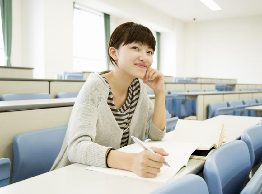 吉大女生无心上课，原来是一男生撞脸易烊千玺，网友：如本尊驾到