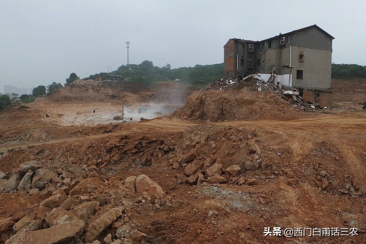 新土地法：农村征收土地，其中的“土地补偿费”归集体所有