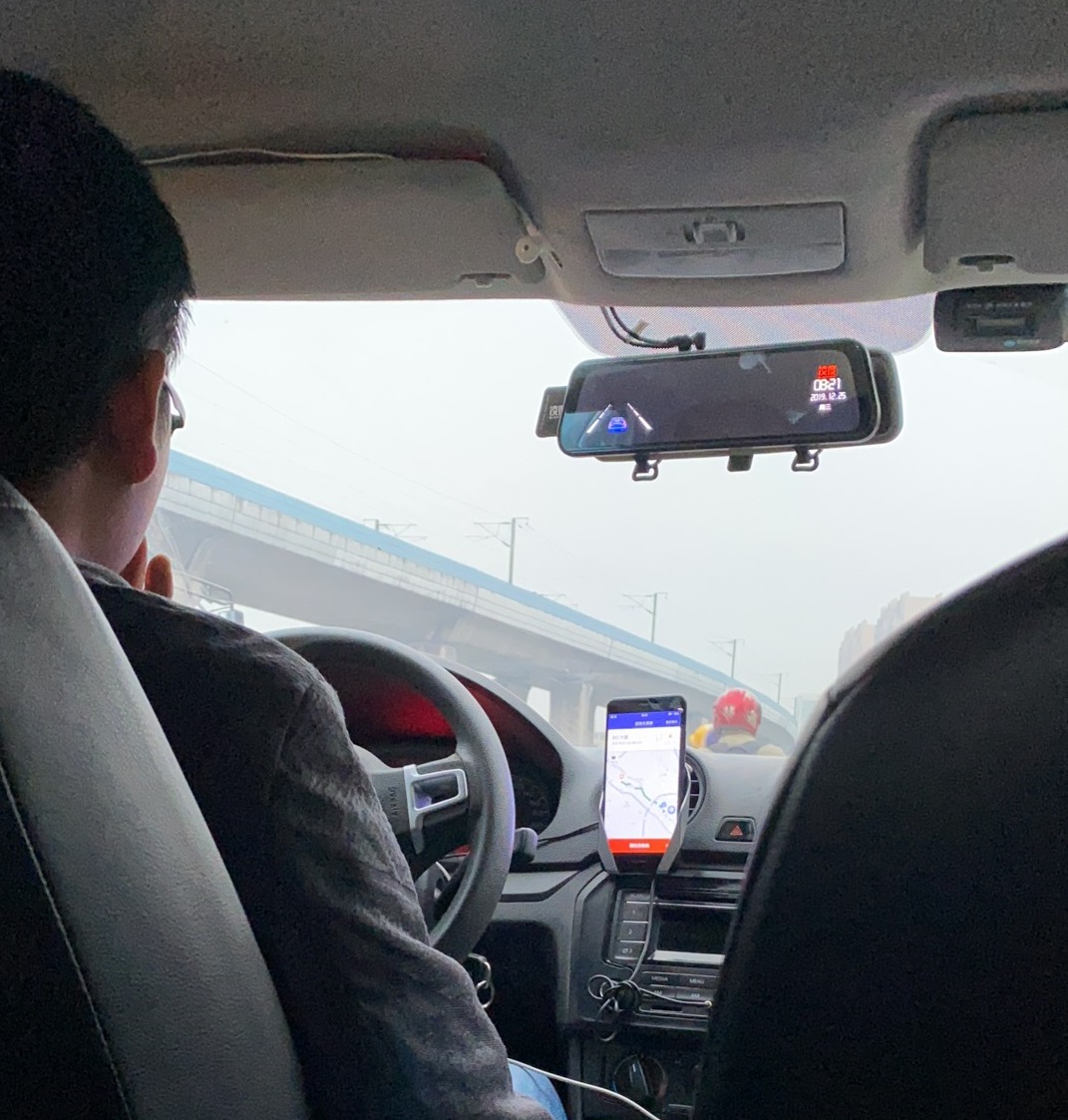 虽然满大街跑的都是出租车,但是来来往往不少车上都有乘客,想打车的你