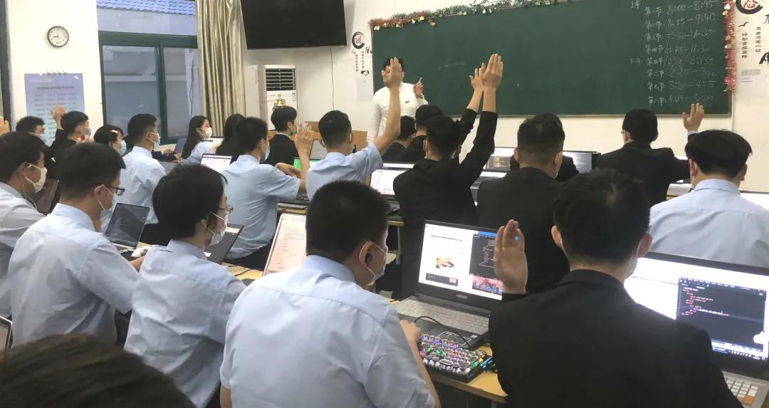 人的成长就像西天取经，八维施加的“成长魔法”让学生成人成才