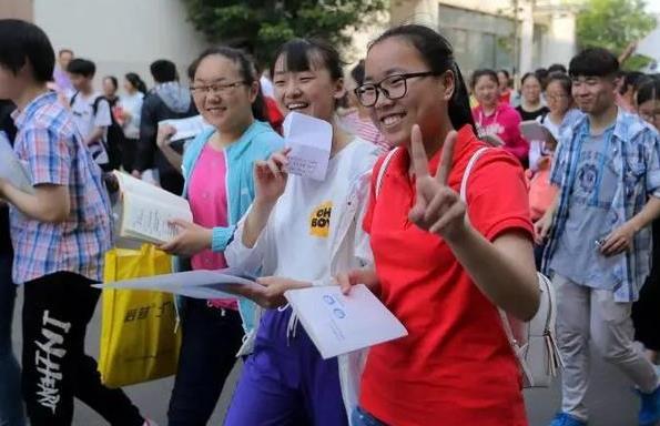 学生参加高考当天，家长是否需要全程陪考？机智的家长这样选择