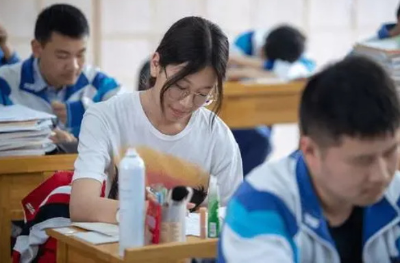 重庆考生运气爆棚，以507分捡漏985高校，却因专业被大家嘲笑