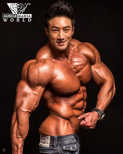 Korean Bodybuilder has Massive Chest Gap 