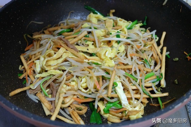 春饼这么做，不用油也不粘，卷上合菜最好吃，每年立春必做它！