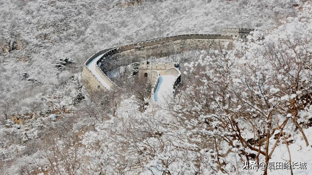 和敬一丹漫步雪中长城 迎接冬日美好