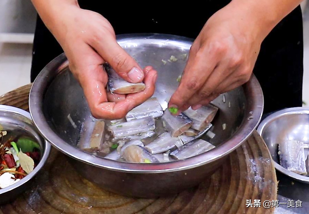 带鱼怎么做才好吃，厨师长分享饭店秘制做法，鲜香入味，酱香浓郁