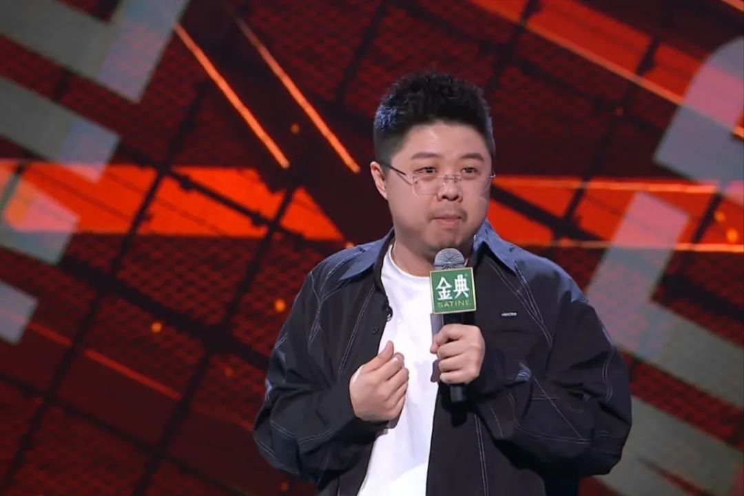 呼兰与一些脱口秀演员明显不同的是,呼兰在抛梗之后从不煞有介事地