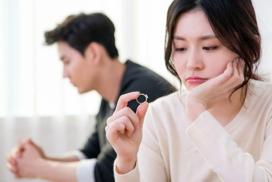 妻子拿給媽媽1500元，卻被丈夫怒懟：“不要回來就離婚”