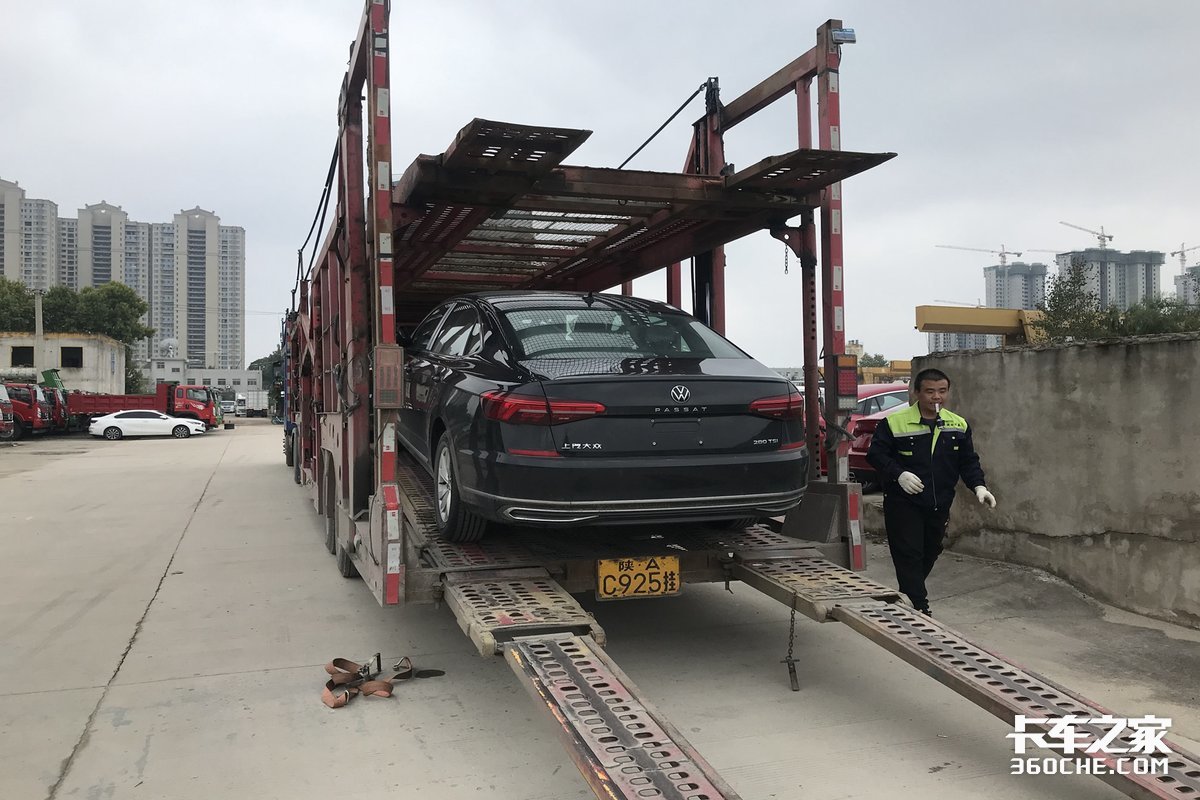 蹭坏车顶赔了2万9，一个月底薪9千元，开轿运车倒短这活也不好干