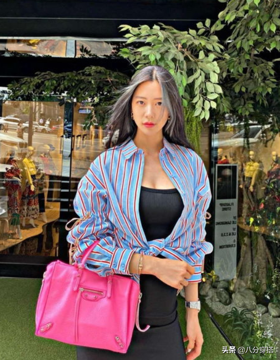 克拉拉变身“清纯大学生”，白衬衫搭牛仔裤秀长腿，简单却高级