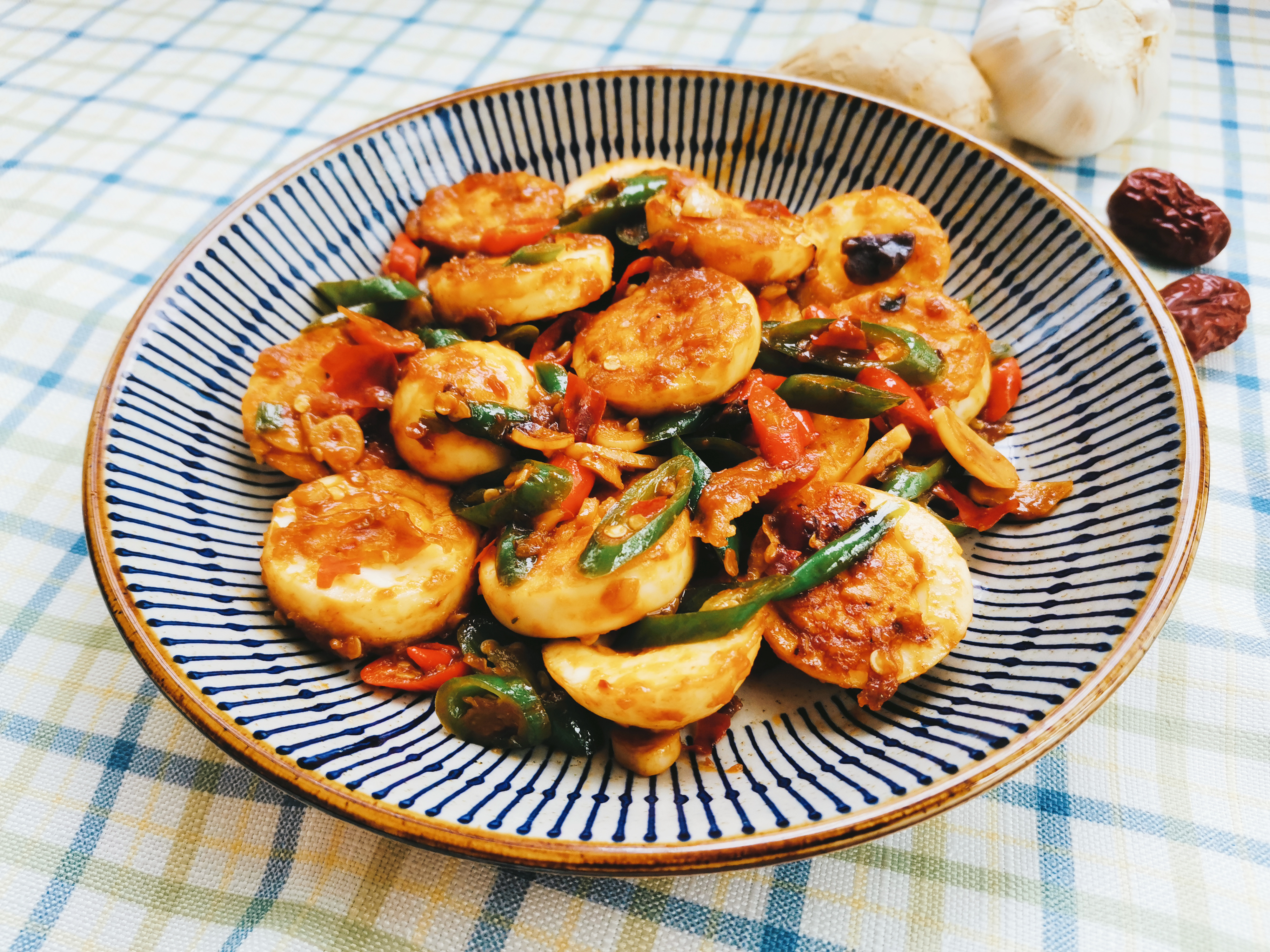 金钱蛋又名湖南蛋,属于湘菜系油炸食品,据说这道菜