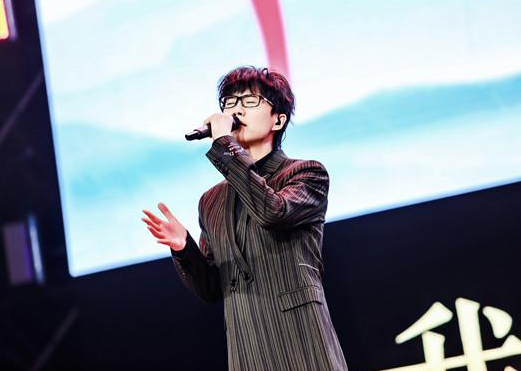 高考满分作文，《情有独钟系许嵩》火了，妥妥的“偶像”题材范文