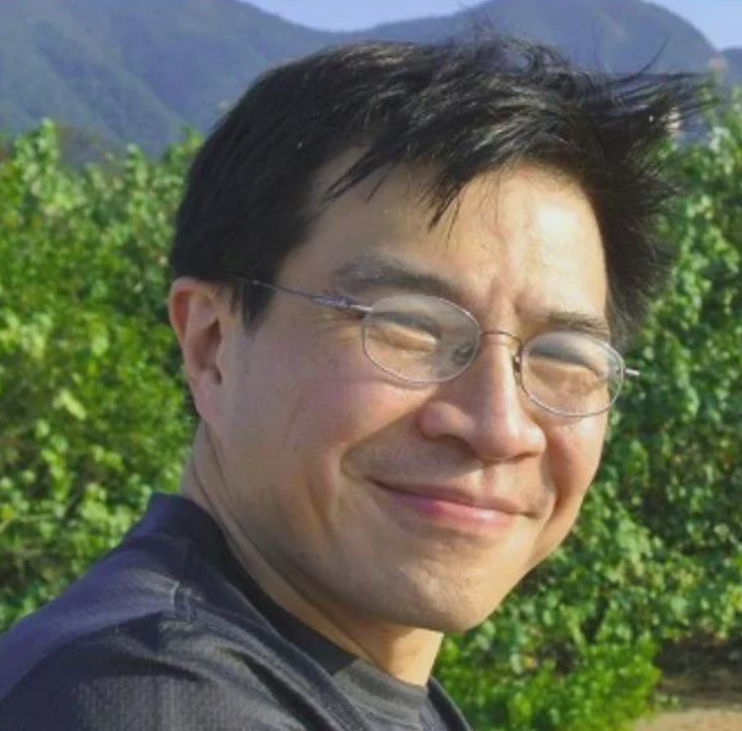 2015年，一名香港教授将2个瑜伽球放入车内，毒死了妻子和女儿