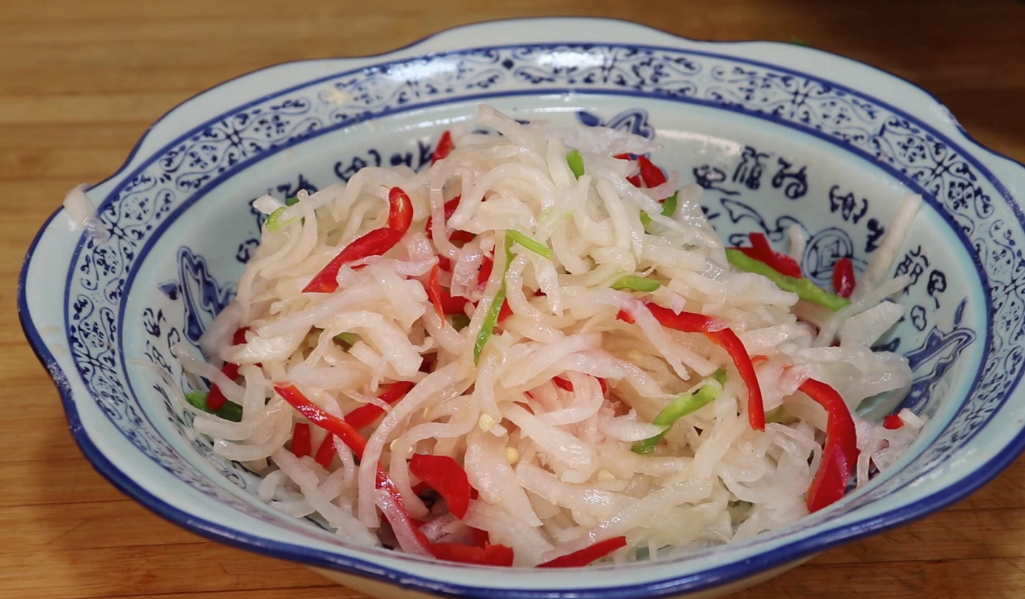 白萝卜最好吃做法，我家每周必吃一次，不炒不煮，上桌就扫光