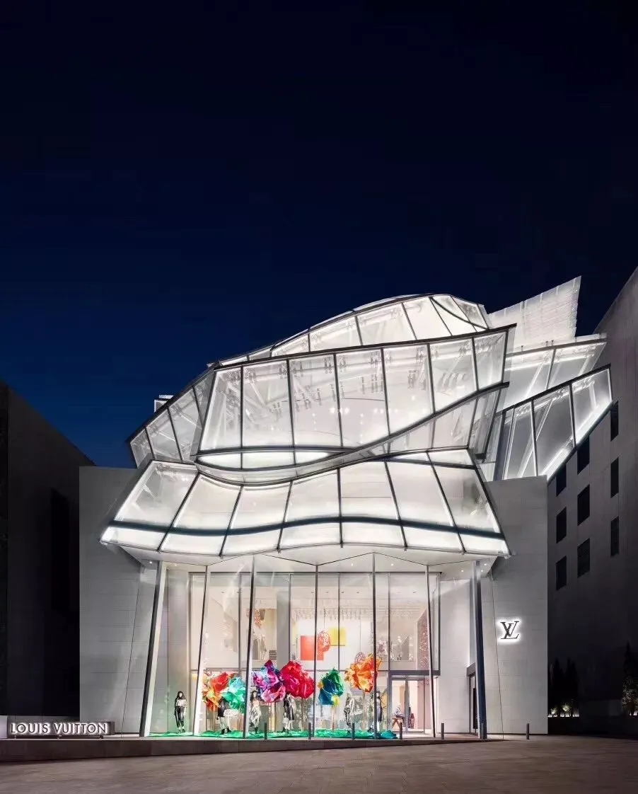 LV 的新店面竟然用不锈钢砖做外墙,这次够低调