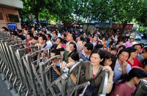 “高考陪考”引众人热议，众多家长左右为难，聪明的家长这样做