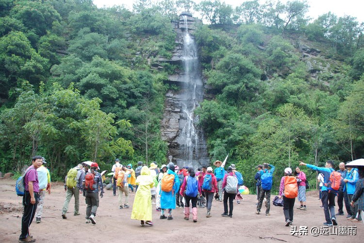 一片五彩稻田，让深藏山中的核桃箐蜚声昆明，青山、绿水，这都有