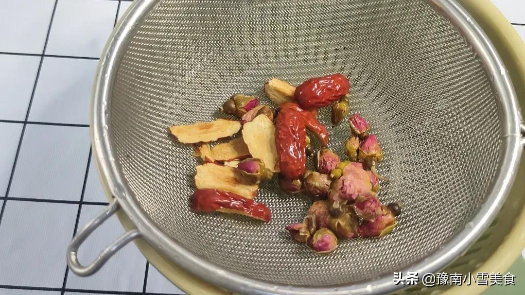 玫瑰桑葚茶的功效与作用（补血养颜乌发酸酸甜甜的很好喝）