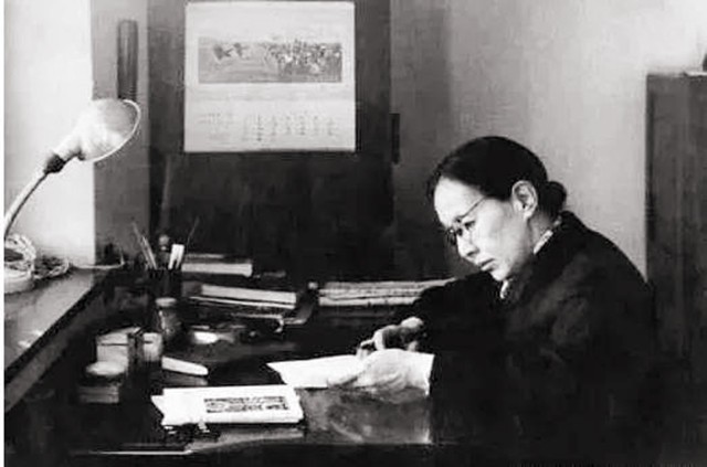 妻子卧病在床，他提前为妻子写挽联，妻子看后：我一定比你活得长
