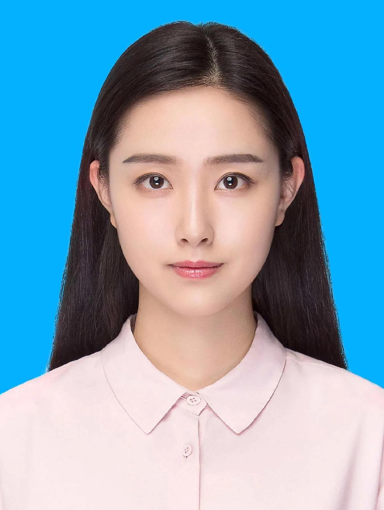 的电子半身证件照片,一般大小要求在30～50k,尺寸要求在3cm×2cm左右