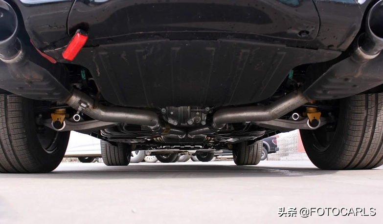 Jeep大切诺基6.4L SRT8实拍，百公里不到5秒，售价近120万的灭霸