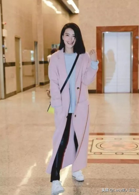 粉色衣服这样穿少女感藏不住(穿粉色衣服的女孩子)