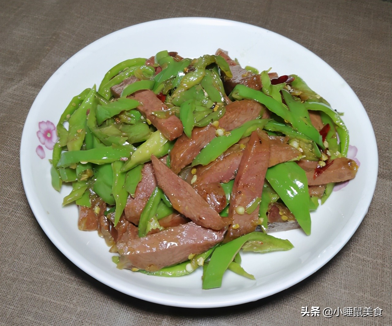 鲜嫩美味的驴肉炒青椒,做法很简单,好吃更下饭,家人停不下筷子