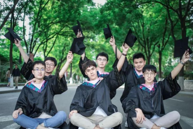 专科生穿“学士服”拍照引热议，本科生疑惑：专科生算大学生吗