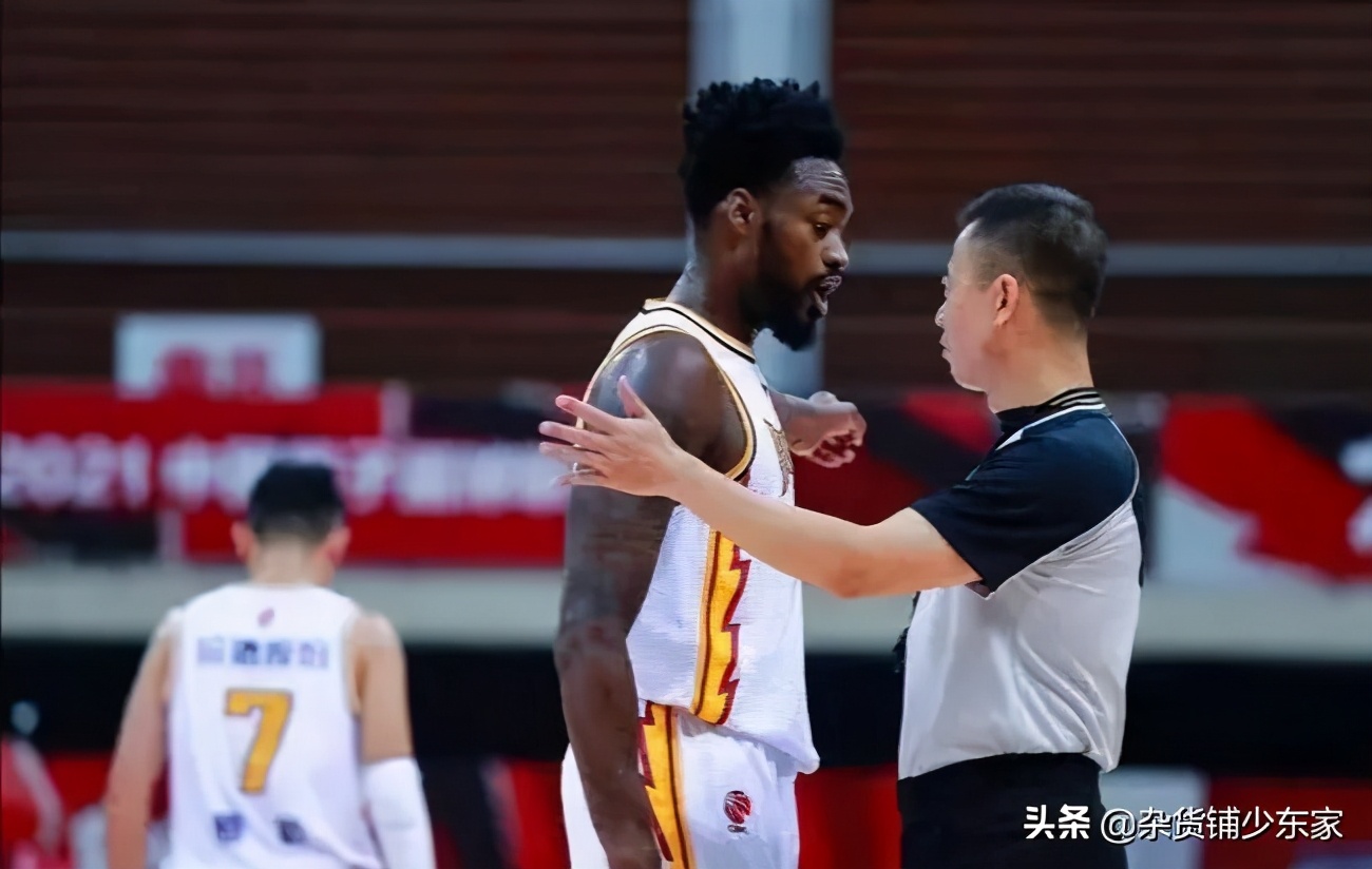 nba为什么不能和裁判肢体接触(篮球场上那些胆敢挑衅裁判的球员都是什么下场？)