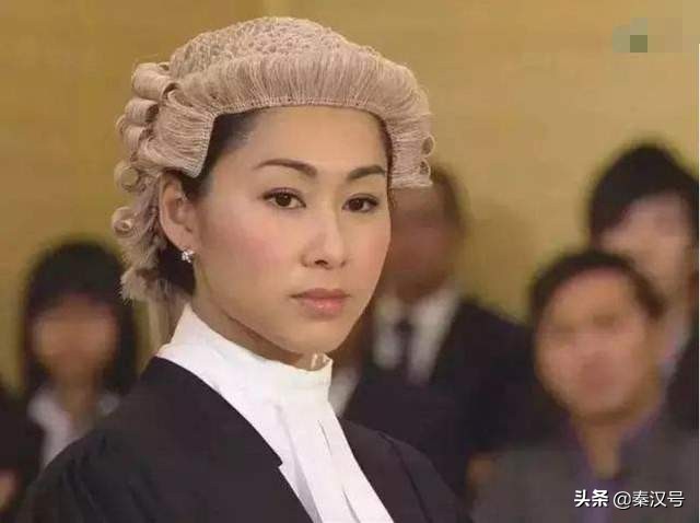 那顶因“梅毒”而兴起，脏脏的假发，香港法官何时丢？