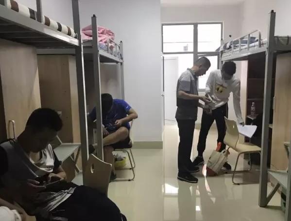 大学宿舍4人“标间”怎么选床位？过来人才知道，选对床位很重要