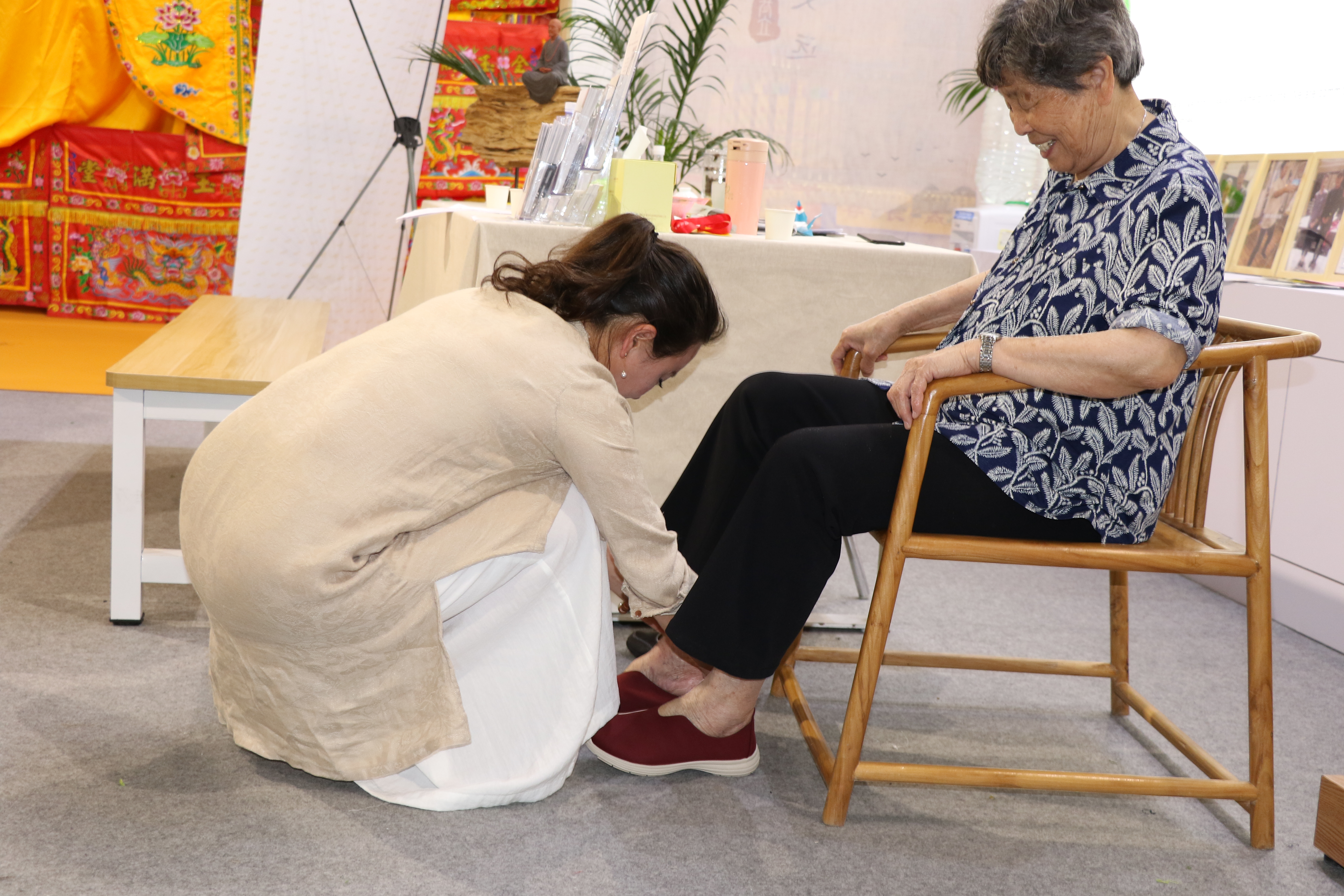 64岁老人埋头痛哭长寿父亲太能折腾人了我每天至少要哭3次