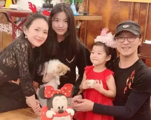 汪峰女儿小苹果近照曝光,14岁打扮精致成熟,气质神似章子怡