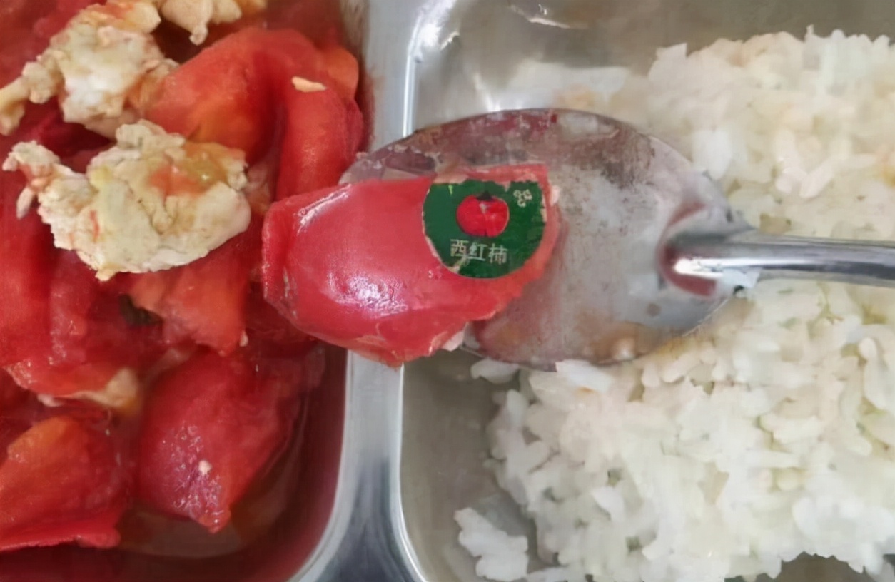 高校大学食堂火了，画风奇特引热议，学生：吃个饭好像要把人送走