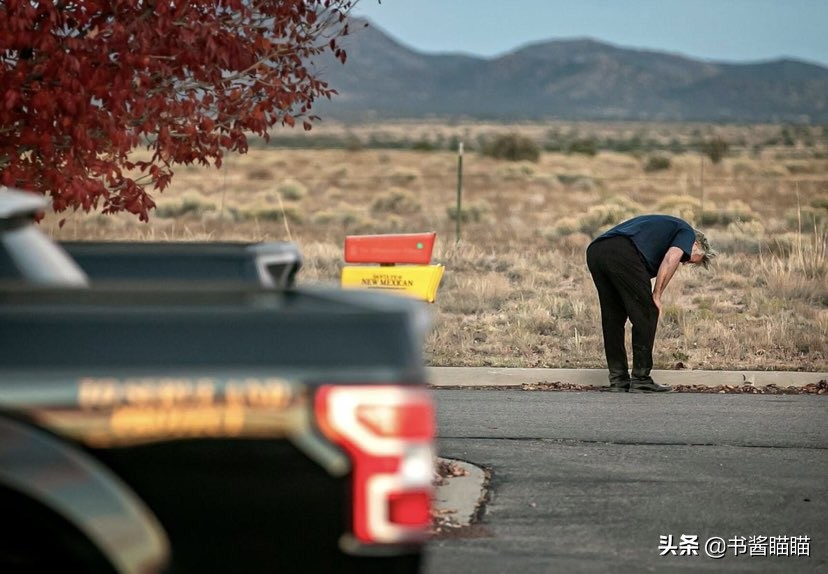68岁男演员意外射死剧组摄影师，片场崩溃打电话，李小龙女儿发文