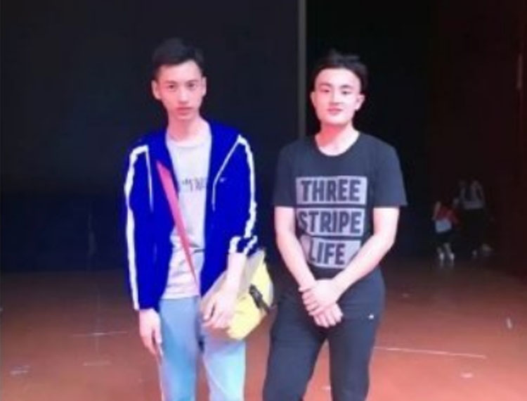 听说丑的男生找个女朋友就会变帅，你不信？来看看这几个小哥哥