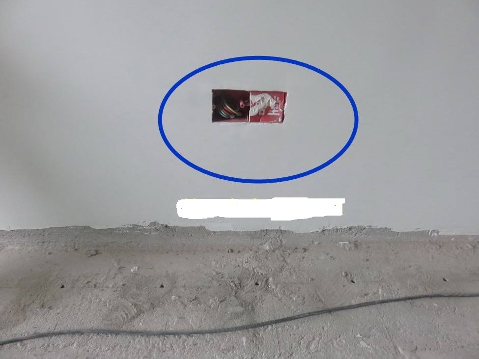 家里插座留少了？有啥可烦，直接在旁边凿洞加一个，简单又安全