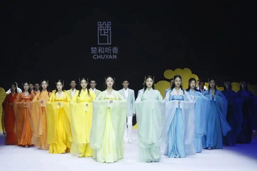中国汉服走上国际时装周，想做汉服代理还不来看看