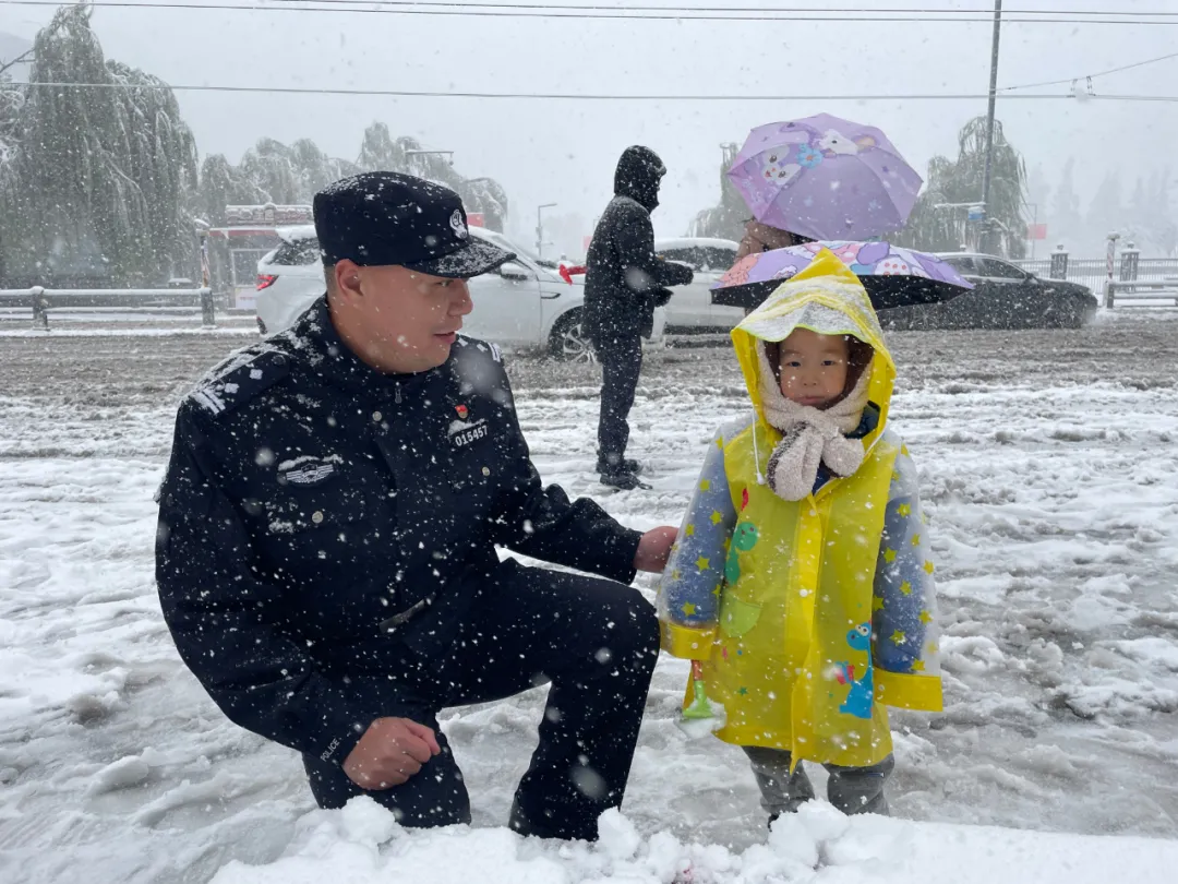 雨雪中的守护：济南公安化身成为风雪中的最美警色