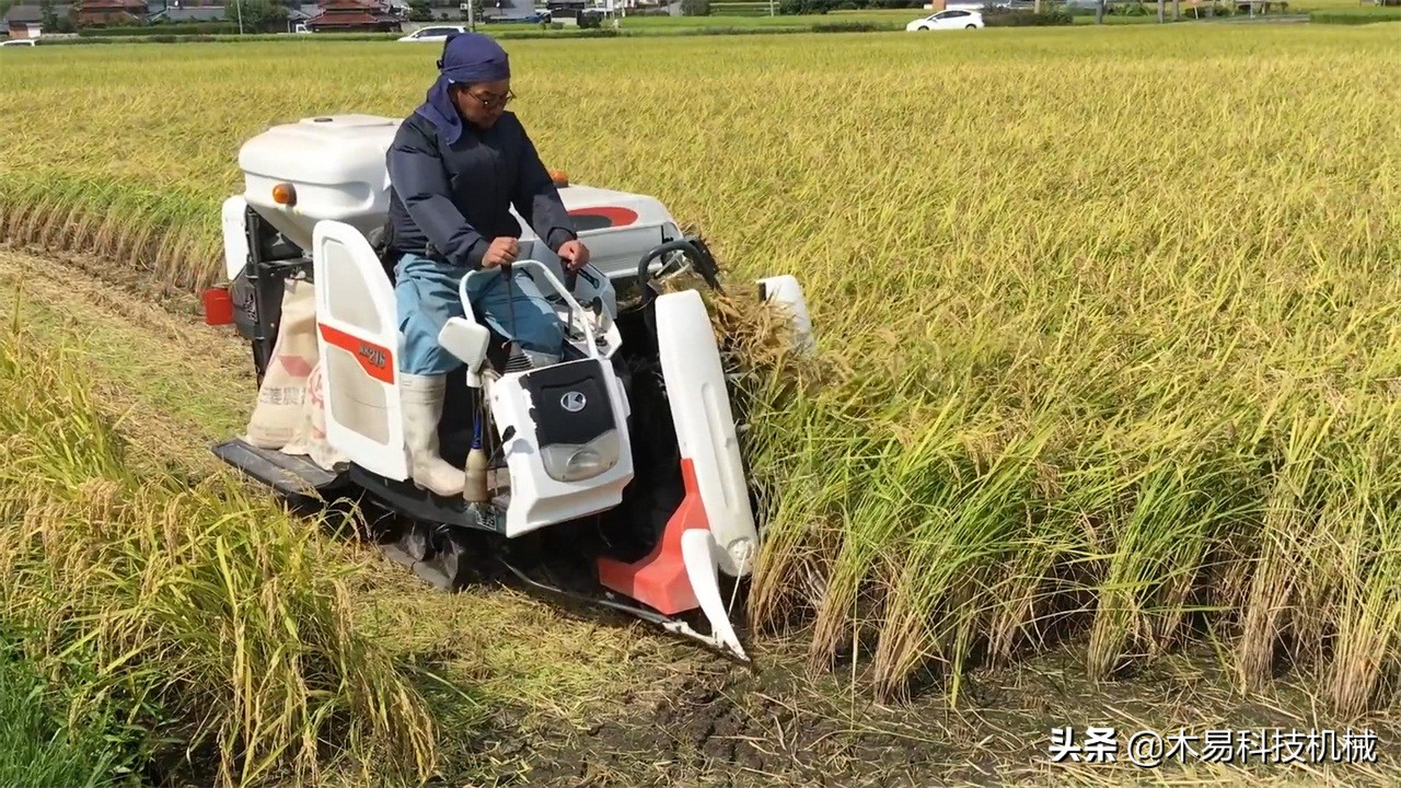 日本发明小型收割机，采用履带式车轮，可以适应多数地形