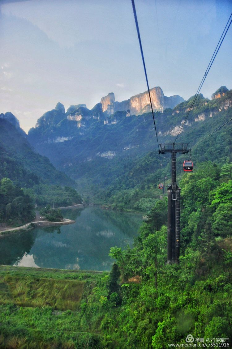 玉壶峰下松涛起，天界佛国掸尘埃！走遍千山万岭，唯天门山独有