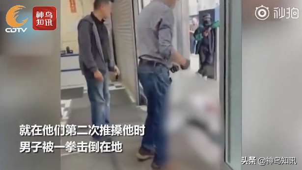 視頻 | 3次進店逞凶！白人男子不戴口罩強闖華人超市 被店主一拳揍暈倒地