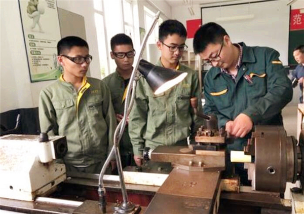 20年前的中专、中师生，相当现在什么学历？可以媲美211、985吗？