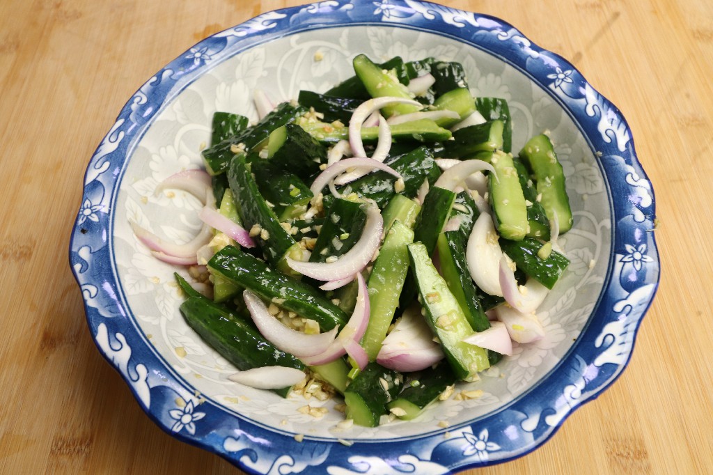 凉拌黄瓜时，直接拌就错了，多加这1步，黄瓜又香又脆，更入味