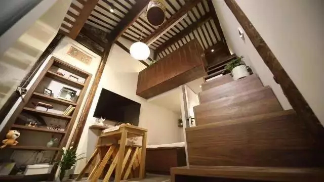 北京胡同18m²老房，24小时开灯生活，父亲睡在女儿女婿上铺