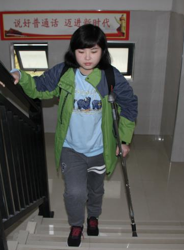 两次骨折两次考上大学 这名拄双拐重症女孩的大学路让人感动