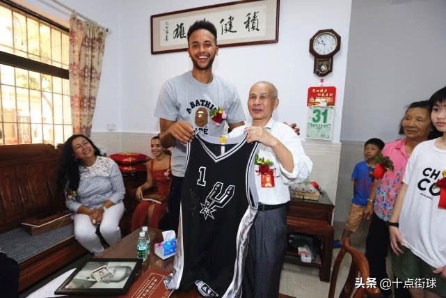 哪些nba球星有中国血统(NBA现役唯一有中国血统的球员！曾来深圳认亲，名称已被写入家谱)