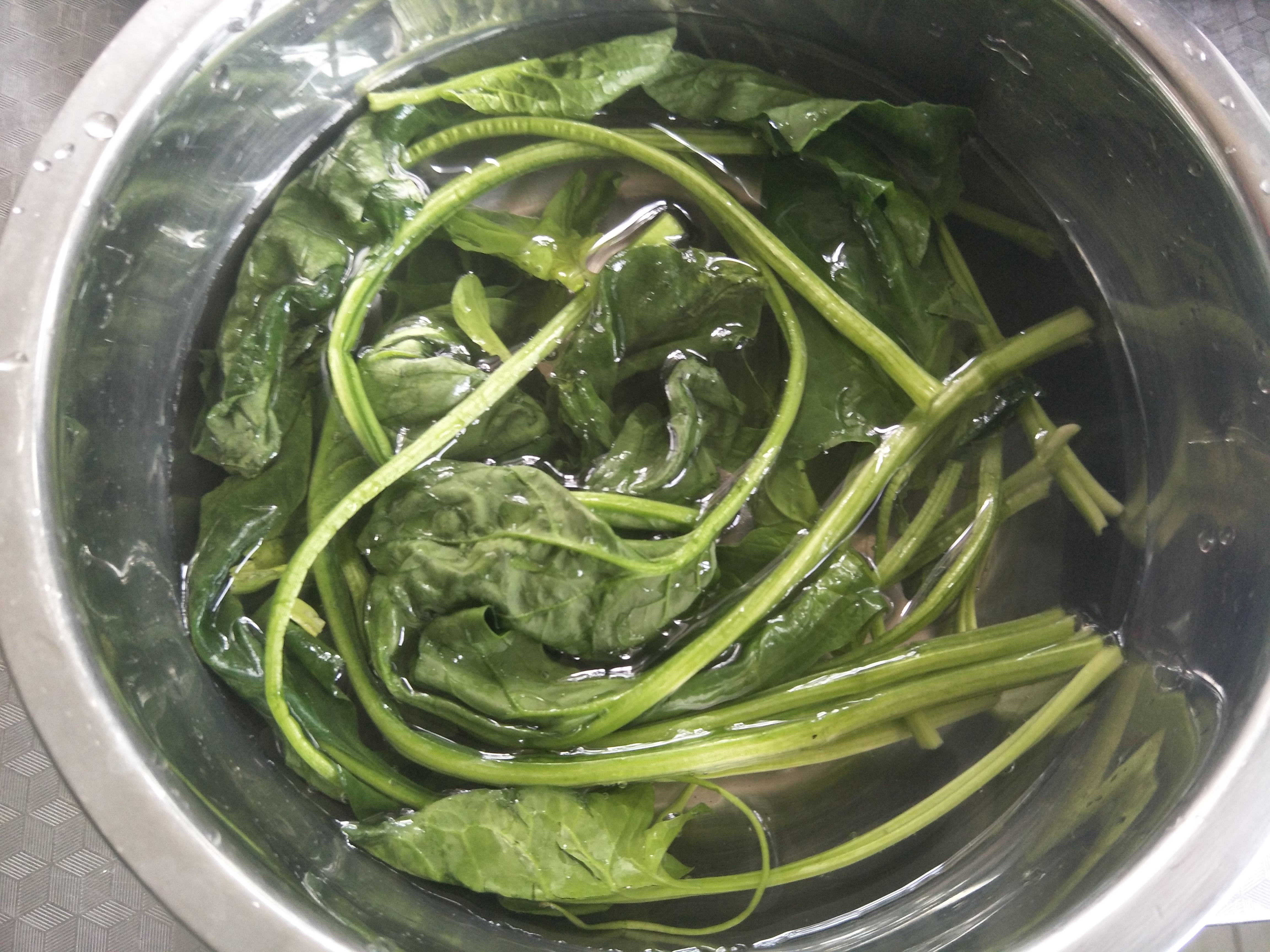 做菠菜汤时，到底要不要放锅炒？教你详细做法，菠菜汤翠绿好喝