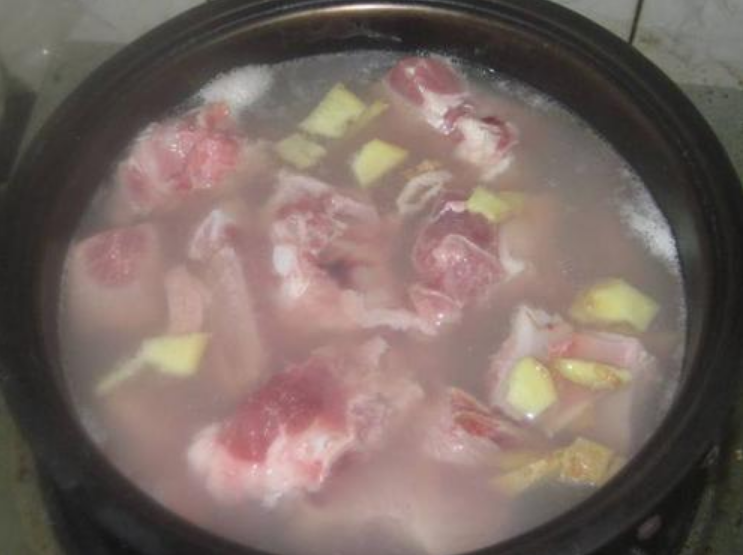 排骨汤怎么炖最好喝？记住4个小细节，汤鲜肉嫩，清爽不油腻